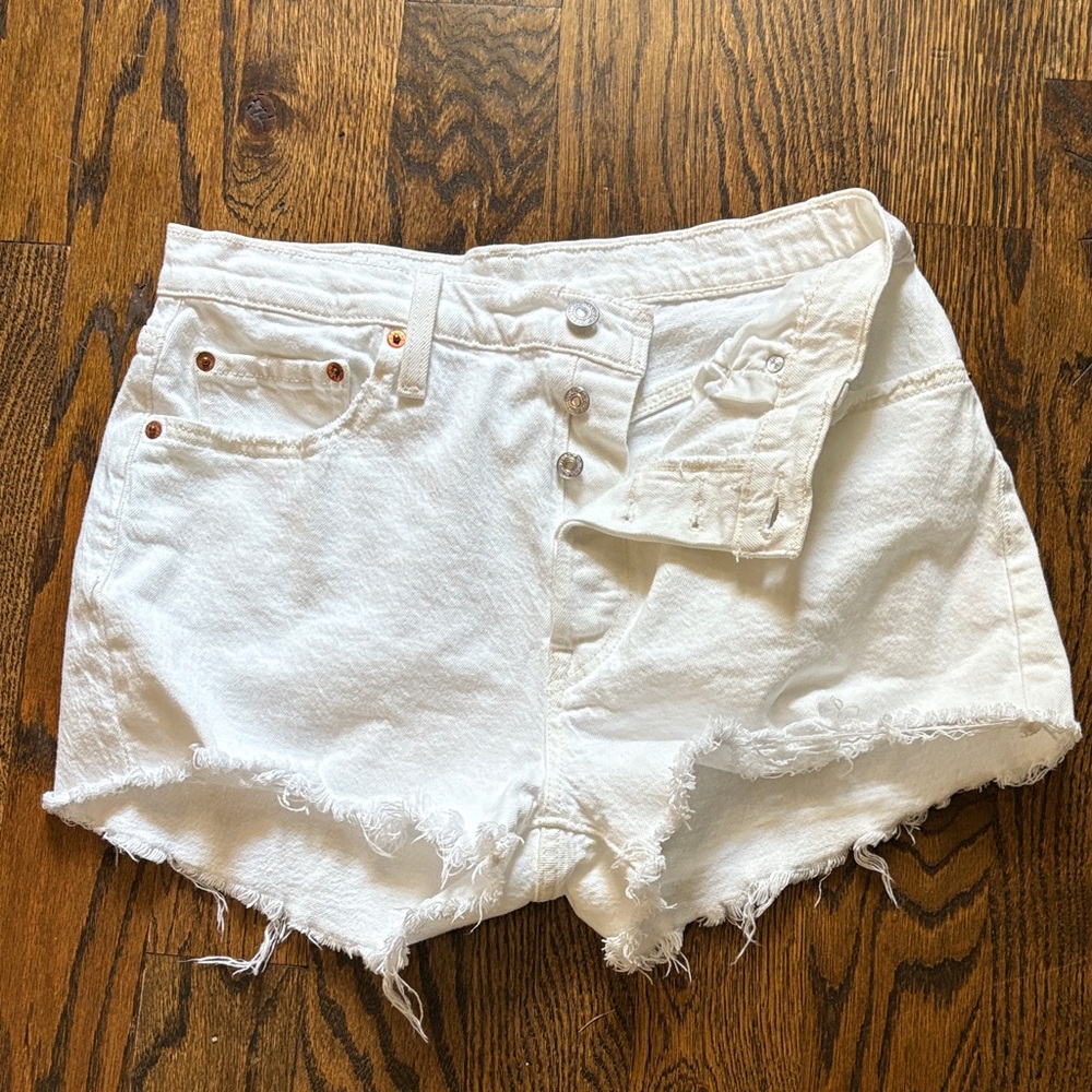 📌 Levi’s 501 Stretch White Denim Women Shorts 31 M 8 - Picture 3 of 9
